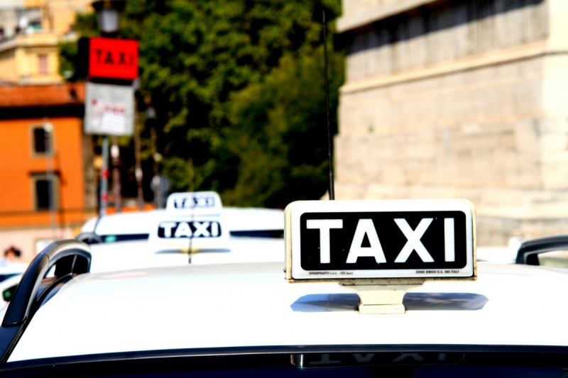 taxis-PLAN D AUPS STE BAUME-min_taxi_auto_rome_road_white-1051610